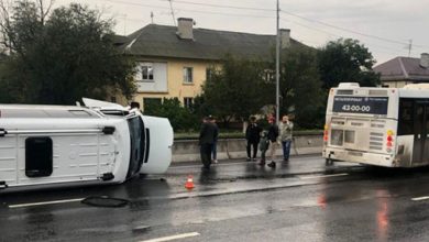 Фото - В Волгограде маршрутка перевернулась и влетела в автобус