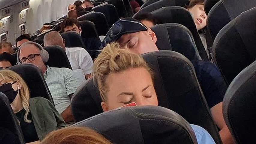 Фото - Бывшая стюардесса назвала наиболее грязные места в самолете
