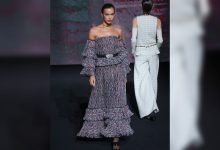 Фото - Ирина Шейк в платье с рюшами вышла на показе Chanel