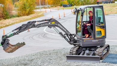 Фото - Королева Нидерландов Максима села в экскаватор в туфлях на шпильке