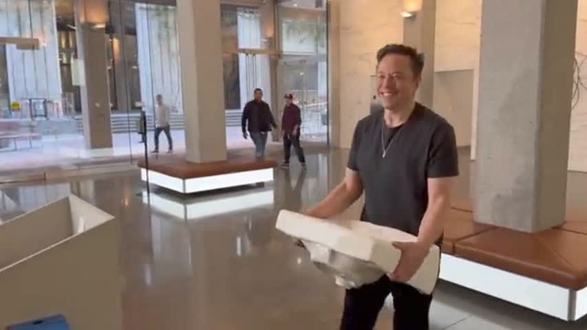 Фото - Маск приехал в штаб-квартиру Twitter с раковиной в руках