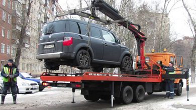 Фото - В Екатеринбурге неизвестные закидали эвакуатор камнями