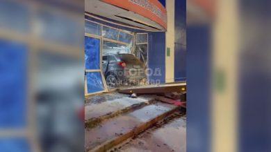 Фото - В Сыктывкаре пьяная женщина на автомобиле протаранила торговый центр