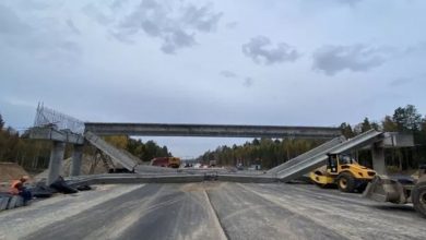 Фото - Во Владимирской области грузовик с поднятым кузовом снес строящийся мост