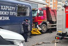 Фото - 112: полиция установила личность водителя грузовика, который вмял такси в автобус