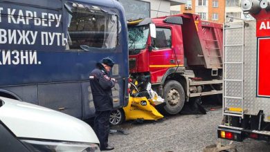 Фото - 112: полиция установила личность водителя грузовика, который вмял такси в автобус