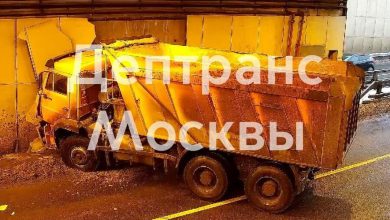 Фото - Грузовик протаранил стену Лефортовского тоннеля в Москве