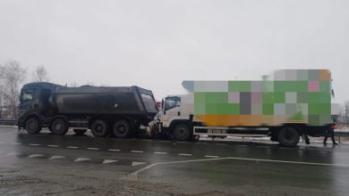 Фото - Грузовик вмял легковушку в самосвал под Новосибирском