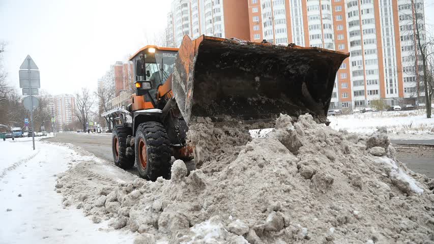 Фото - Москвичи бросились расчищать снег