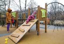 Фото - По инициативе горожан в саду Серебряный Пруд построили инклюзивные детские площадки