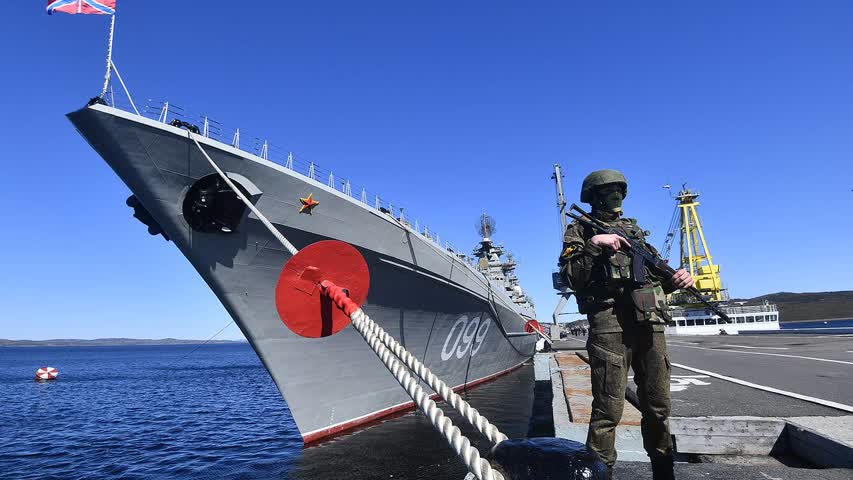 Фото - Ракетный крейсер «Петр Великий» вышел в море