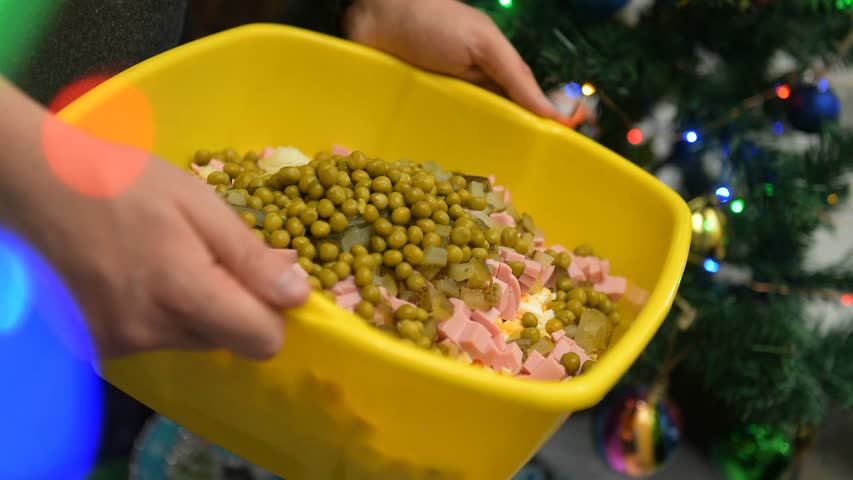 Фото - В России снизились цены на салат оливье