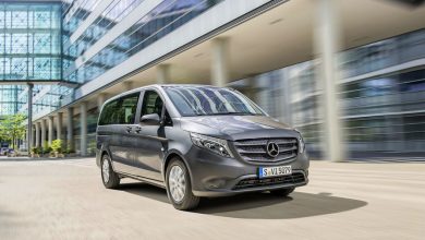 Фото - В Петербурге трое мужчин сожгли Mercedes предпринимателя, требуя у него деньги