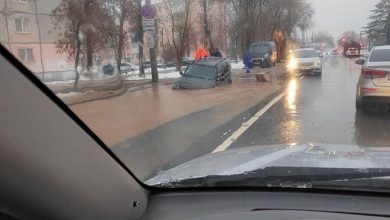 Фото - Внедорожник провалился в яму на дороге в Самаре