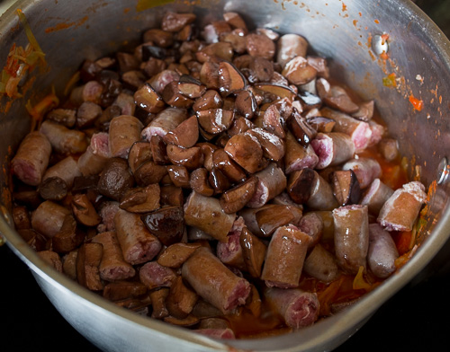 Капустная солянка с колбасками и грибами