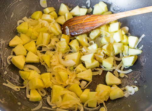 Куриная печень с яблоками в сливочном соусе