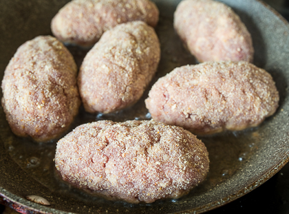 Свиные зразы с солеными огурцами