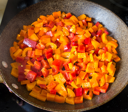 Жареная курица со сладким перцем