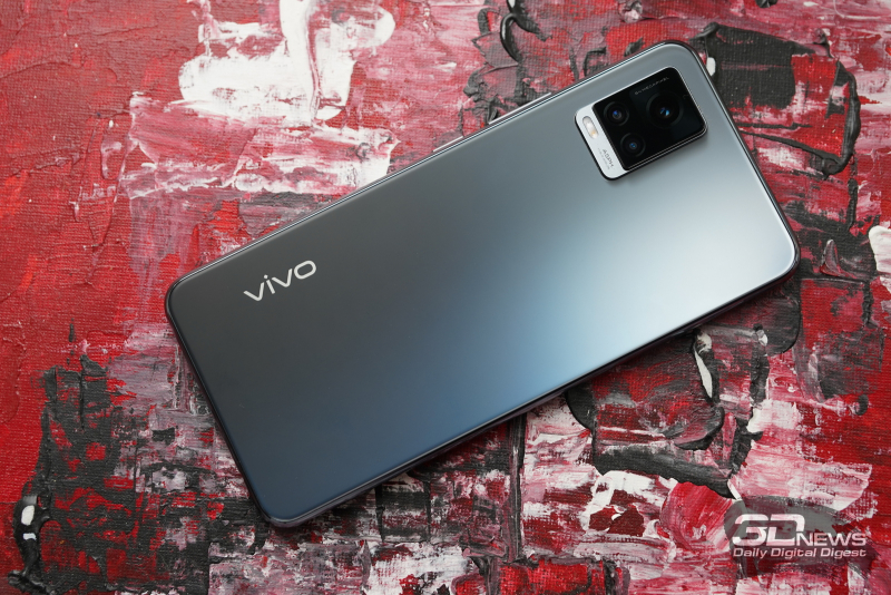 vivo V20, задняя панель: в углу — блок с тремя камерами и двойной светодиодной вспышкой