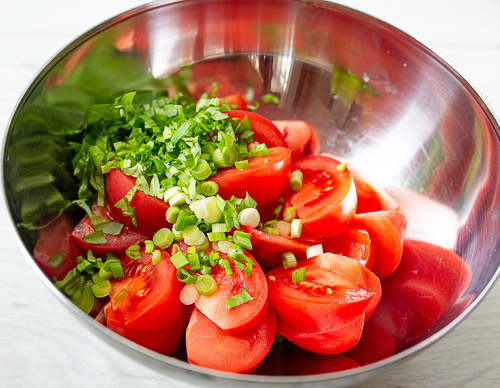 Жареная курица с помидорами в кавказском стиле