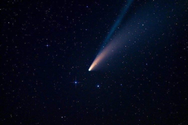 Одна из самых больших комет, которые когда-либо наблюдали ученые, движется в сторону Земли