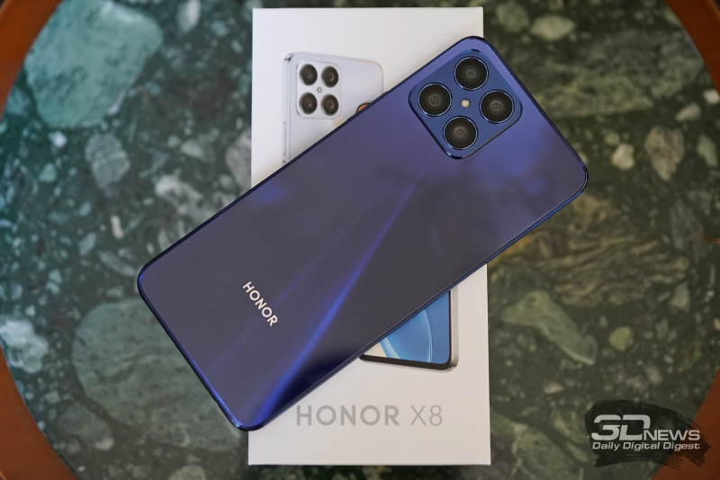  Honor X8, задняя панель: в левом верхнем углу – блок из четырех камер и одинарной светодиодной вспышки 