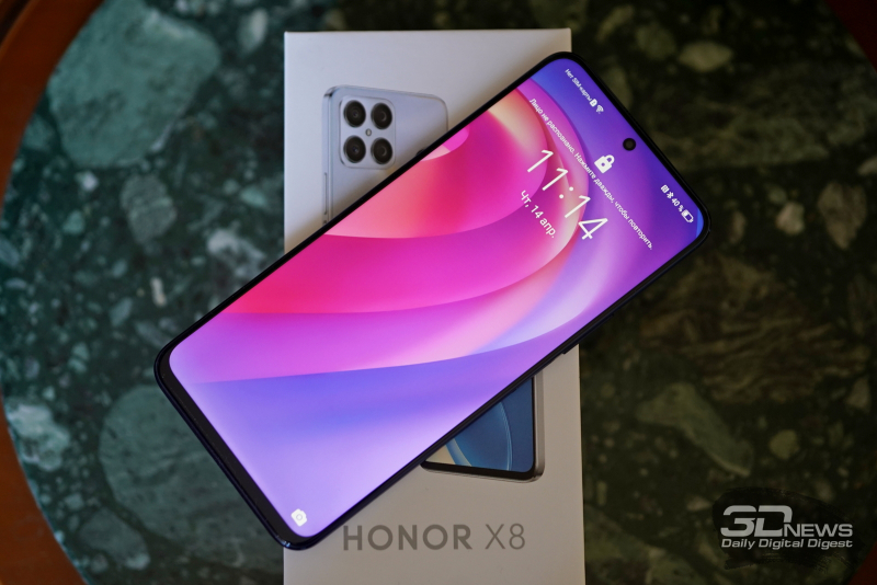  Honor X8, лицевая панель: по центру в верхней части экрана – фронтальная камера, над ней — решетка разговорного динамика 