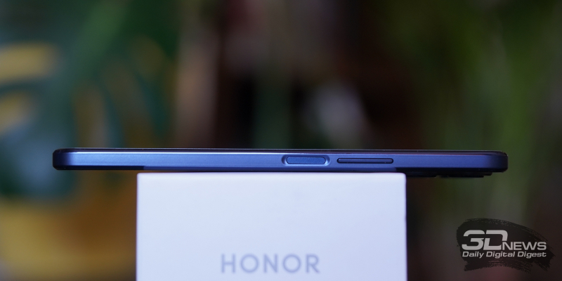  Honor X8, правая грань: клавиша питания и клавиша регулировки громкости 