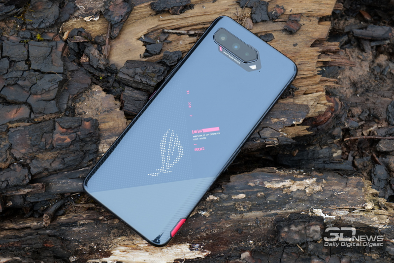  ASUS ROG Phone 5, задняя панель: блок тройной камеры, двойная светодиодная вспышка и светящийся логотип Republic of Gamers 