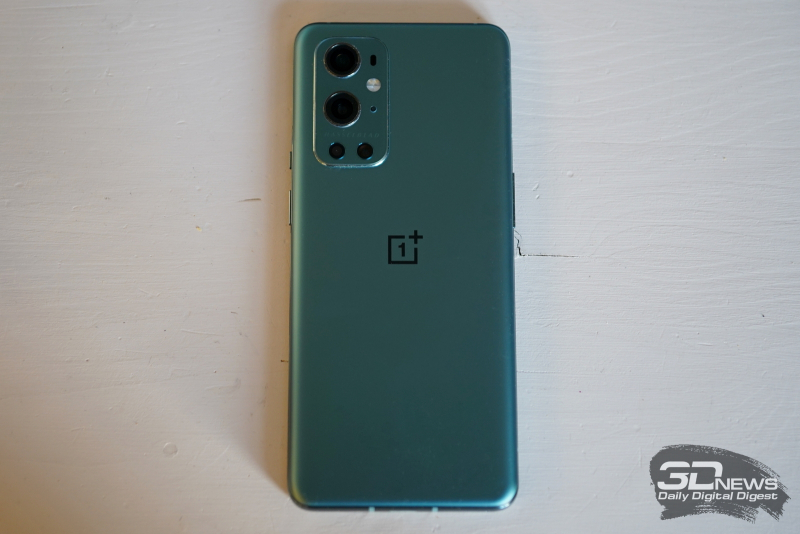  OnePlus 9 Pro, задняя панель: в углу – блок с четырьмя камерами, тройной светодиодной вспышкой и лазерным помощником автофокуса 