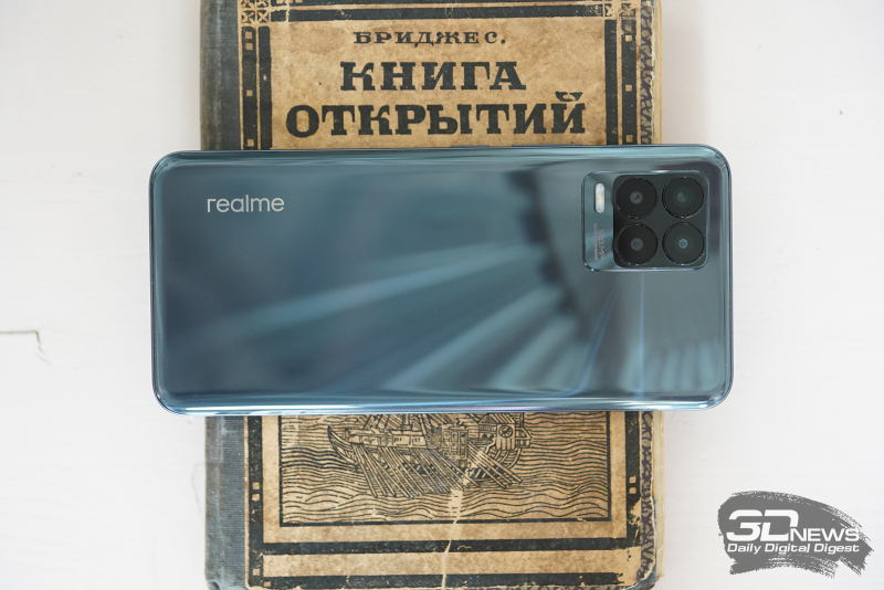  realme 8 Pro, задняя панель: в левом верхнем углу — основная камера, состоящая из четырех модулей, и одинарная светодиодная вспышка 