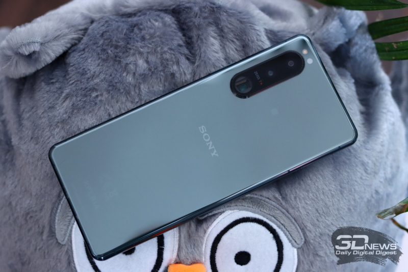  Sony Xperia 5 III, задняя панель: в углу — блок с тремя камерами, там же датчики и одинарная светодиодная вспышка 