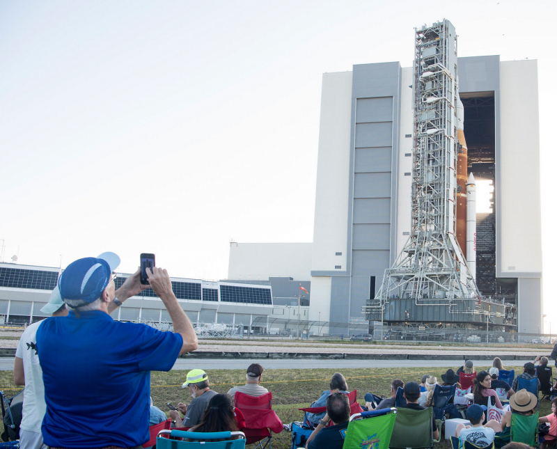  Приглашенные гости и сотрудники NASA наблюдают за первой выкаткой ракеты SLS из здания сборки носителей в Центре Кеннеди. Фото NASA/Aubrey Gemignani 