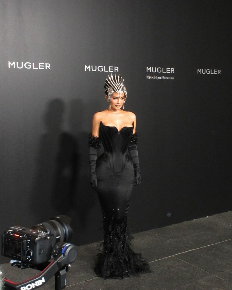 Кайли Дженнер в винтажной тиаре на открытии выставки Mugler Couturissime в Нью-Йорке